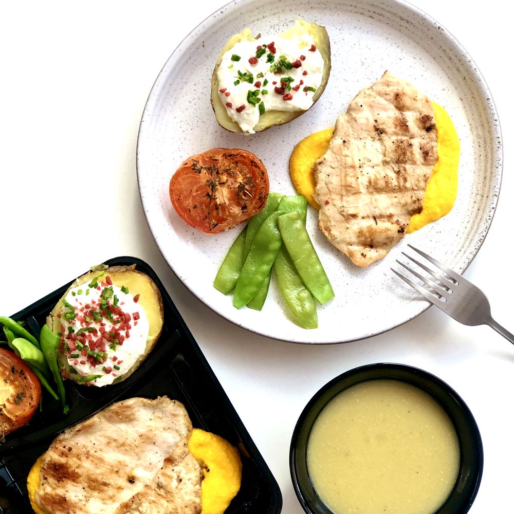 Pollo a la plancha con papa rellena y crema, preparado por Dieta Lecaro en Guayaquil