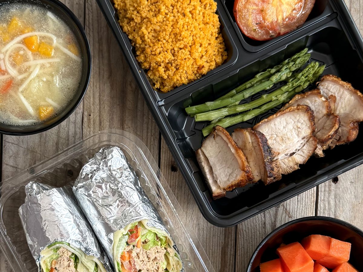 Dieta completa de Dieta Lecaro: wraps de atún, sopa, cerdo con espárragos y papaya fresca