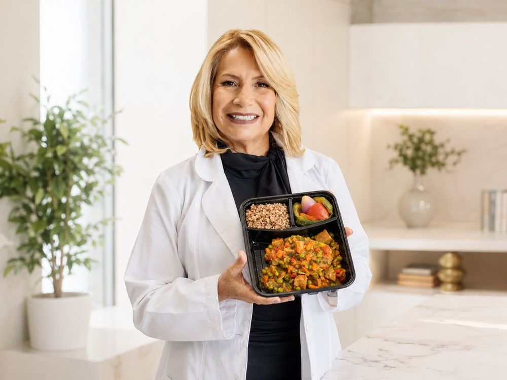 La Dra. Narcisa Zambrano con una de las comidas del programa